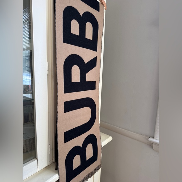 【Burberry】Wool Logo Scarf - Picture 7 of 11